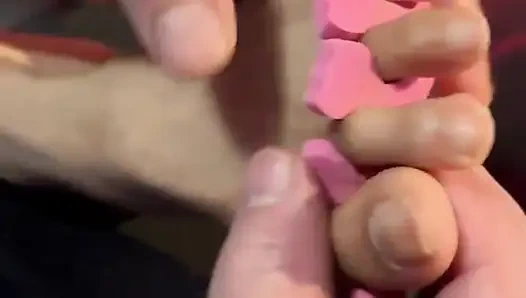 4.5 beden ayaklarını boyatıyor