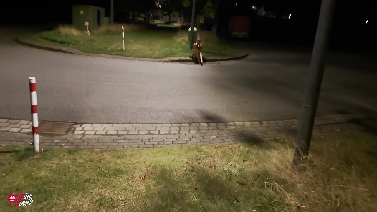 Submisivní blondýna anální v poutech veřejně ponížená!!
