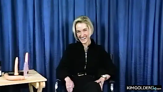 Блондинка Verfuehrerin в диком экшене с игрушкой