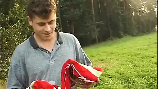 Wanita berambut cokelat melahap kontol di grup seks liar di luar ruangan