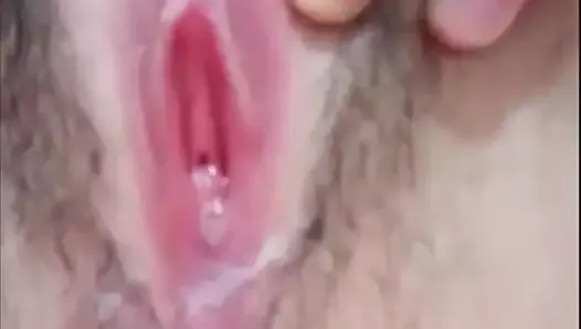 Une vierge philippine excitée de 18 ans a un orgasme après s’être doigté
