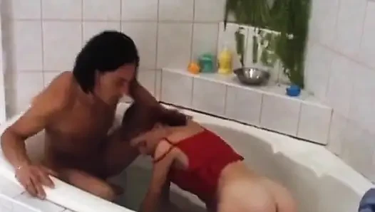Almanya'dan sevimli genç kız küvette sikiliyor