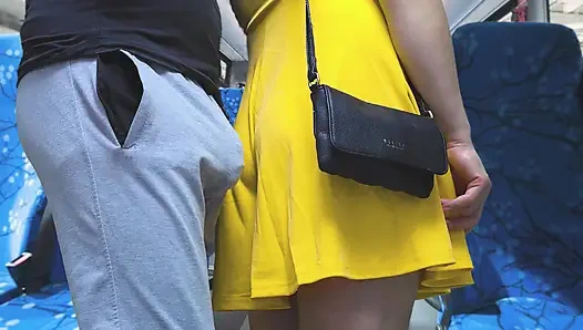 Fremder berührt ihren hintern ohne erlaubnis mit seiner erektion und kommt in das harte busfahrzeug von der hand des mädchens