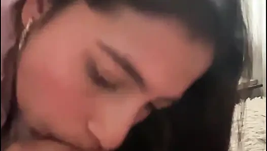 Güzel yüzlü güzel Hintli kadın, penis emiyor ve sonra dört ayak üzerinde sikişiyor, etkileyici derecede büyük bir poposu var