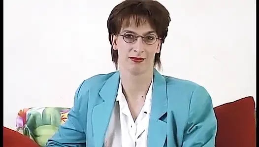 Sexy MILF genießt es, ihre rasierte fotze mit einem riesigen dildo zu ficken
