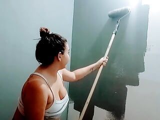 De teef van mijn stiefzus schildert de kamer bijna naakt, wat een geweldige kont heeft ze en haar borsten zien er heerlijk uit