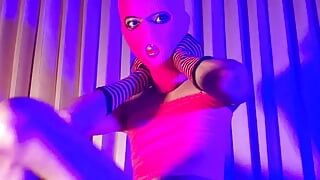 różowa maska kominiarki sissy trans farbowane włosy łonowe bawią się wibratorem