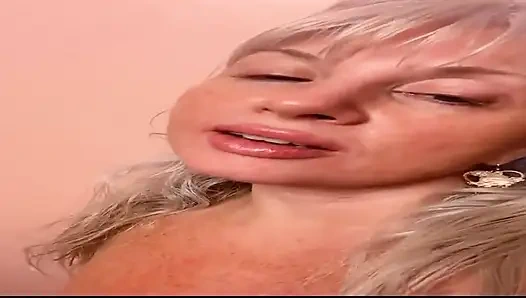 Lass uns sich bereit fürs bett machen, ich dachte, wir könnten kuscheln oder vielleicht etwas mehr .. Was denkst du? Dm mich ..