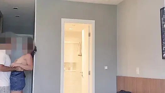 Saat suamiku memanggang di luar ruangan, aku nyepong dan dientot sama temannya sendiri di kamar