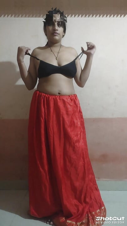 Adik ipar kampung Desi Chudakkad, mengambil ghaghra dan bersedia untuk berkongkek