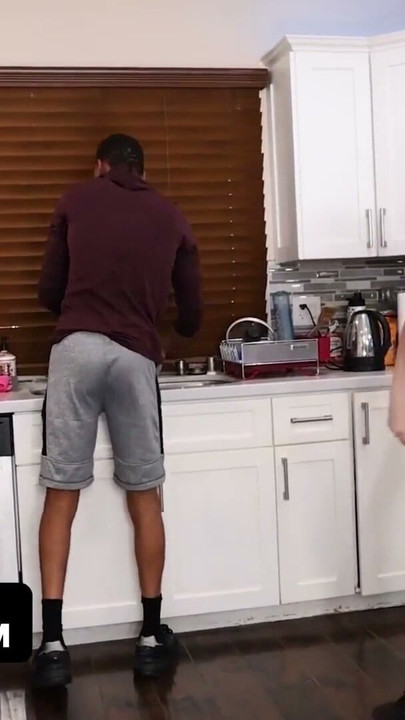 Personal trainer fode a buceta de Madison pelas costas do namorado, fazendo-a gritar de prazer | Clipe 2