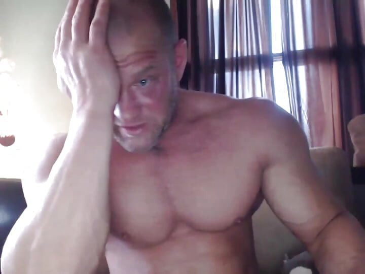 Labă cu culturistul musculos