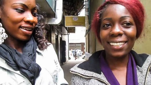 Traviesas adolescentes lesbianas africanas hablando de comer coño en público