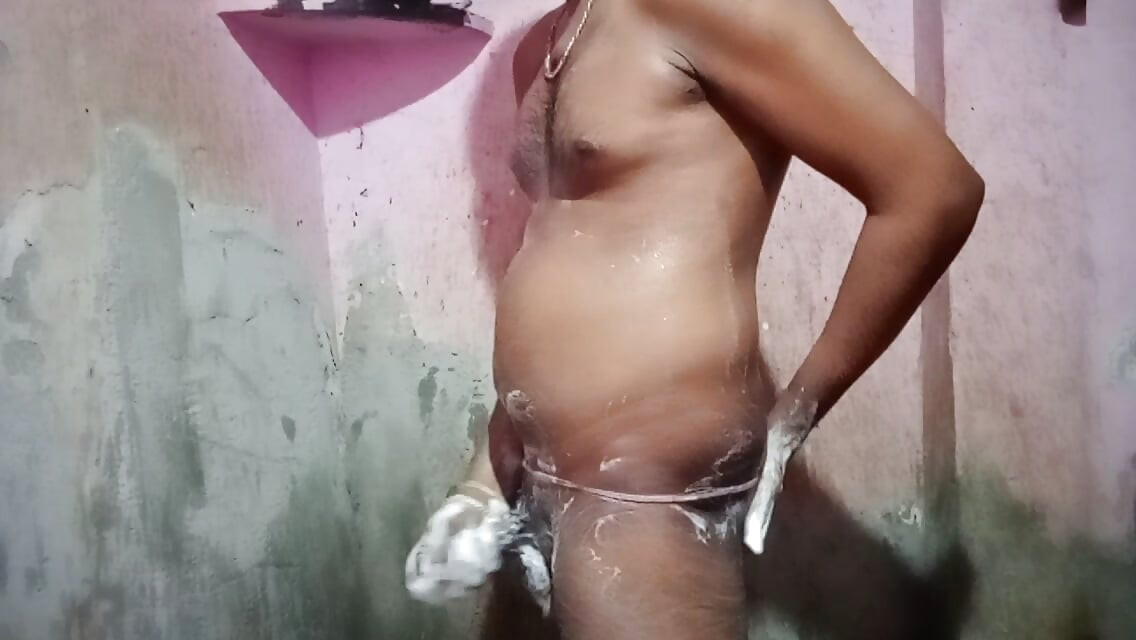 बाथरूम बॉयज सेक्स शो