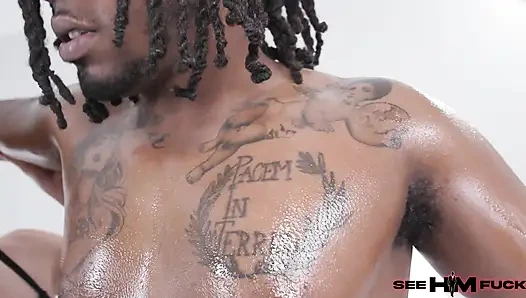 Ухий Diggler на коленях, пока Kyler Quinn поедает его задницу