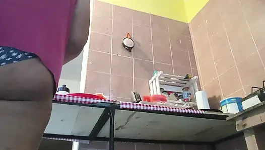 Şişman kalçalı külotla yemek pişiriyor ve kıllı gösteriyor