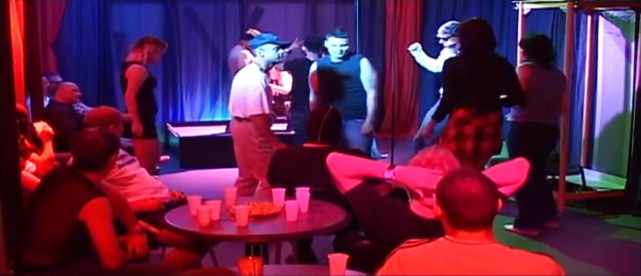 Blondes schätzchen gangbang von geiler menschenmenge in wilder club-orgie
