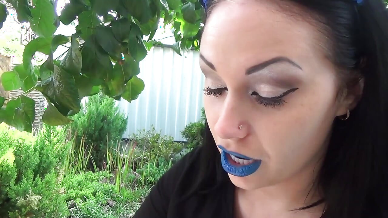 Cobrindo Alex com batom azul brilhante beija por todo o rosto ao ar livre! + Brincando com a língua!