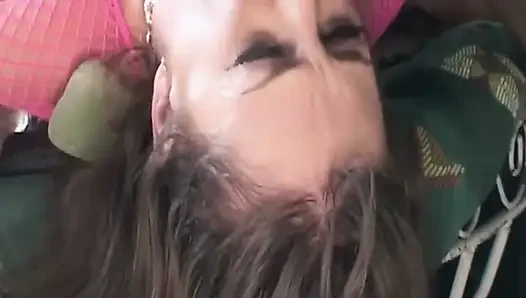 Olgun orta yaşlı seksi kadın büyük dildo koleksiyonuyla genişliyor