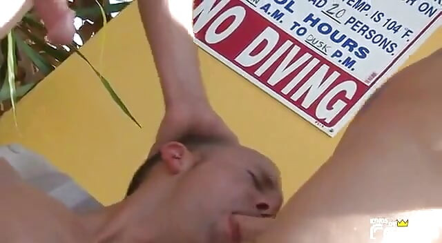 角質の男はプールで屋外の大きなコックと深い二人の友人を吸う