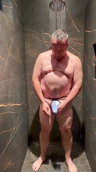 بعض الملابس الشفافة في الحمام