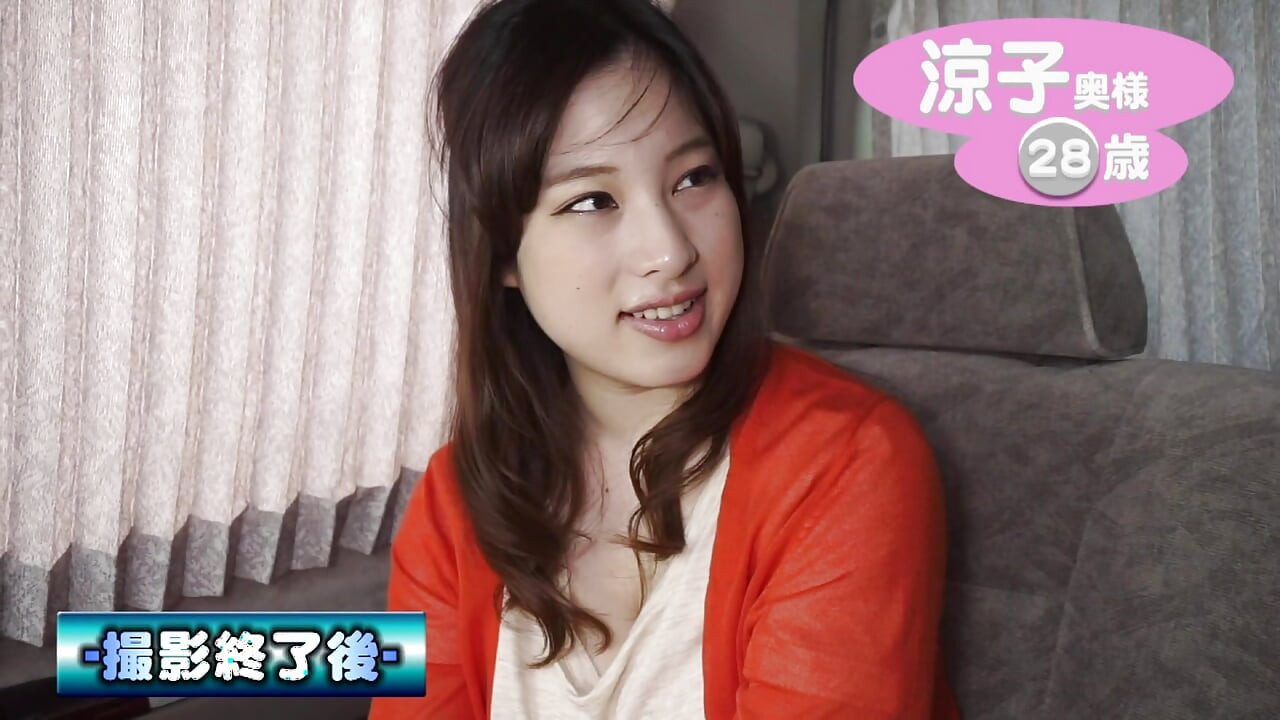 A072B01 色白巨乳妻は電マを当てられ理性崩壊！夫を忘れて快楽に身を委ねる