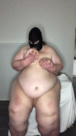 Une SSBBW chevauche un gode brutalement avec des seins qui rebondissent