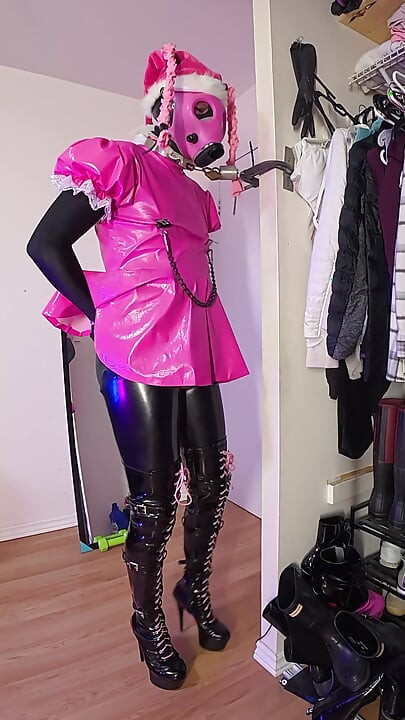 Η υπηρέτρια ξεφεύγει νωρίς από τα δεσμά του εαυτού της