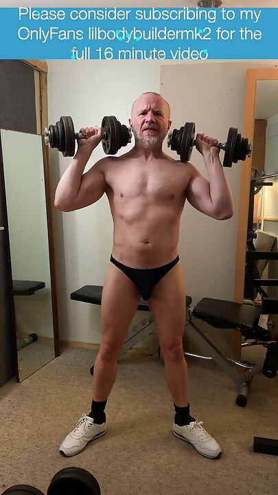 Veliki gej mišićavi tatica se skida do gola za trening velikih bicepsa i ramena!