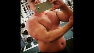 muscle homme homo gay fétichiste fétiche gay poitrine poilu posing vidéo muscle homme douche