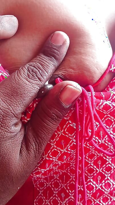 Tamil aunty molai irruthu pall eduthu pundaikul viralai vittu attum katchi