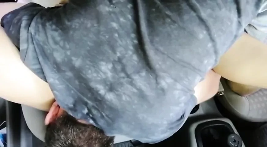 Un inconnu séduit ma femme dans la voiture et lui lèche la chatte