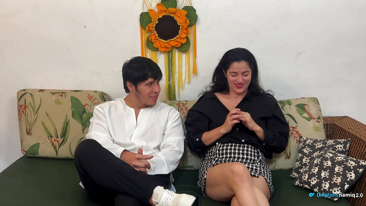 El jefe me da un aumento de mi sueldo por follar mientras estoy en llamada con mi esposo!