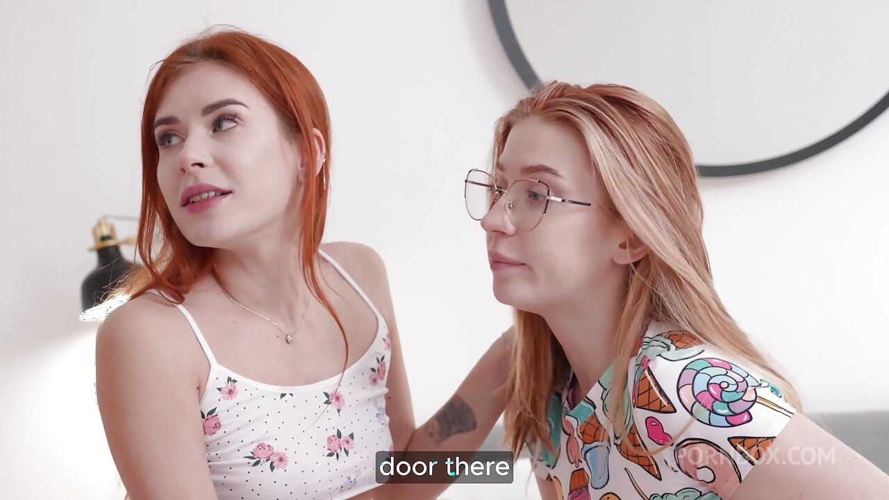 Distracție cu jucărie: sesiune sexy cu vibrator dublu și pulă uriașă reală