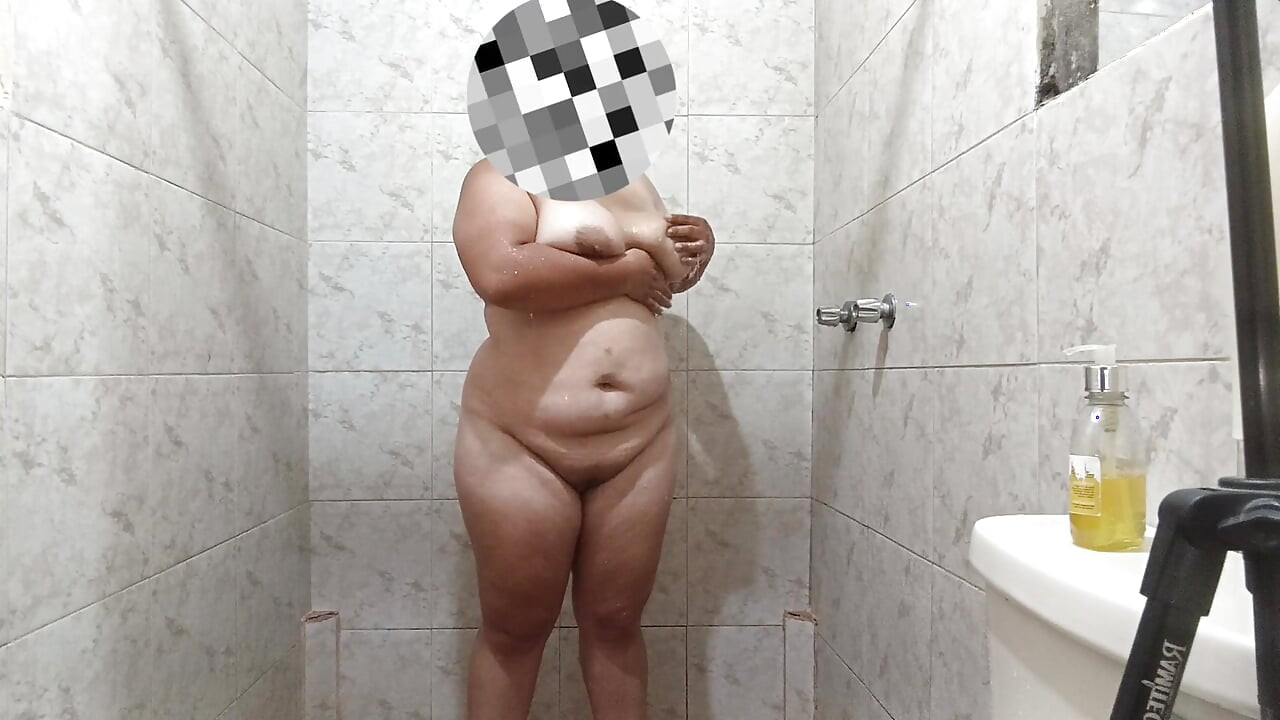 Σέξι κορίτσι της Λατίνας αγγίζει τον εαυτό της πολύ πλούσιο ενώ κάνει ντους πλούσιο και έχει γιγαντιαία στήθη.