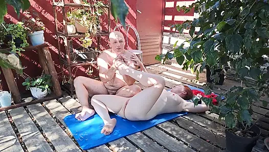 Соблазняет на улице в любительском видео и горячая капает на объектив в видео от первого лица