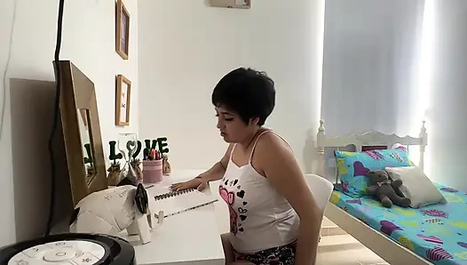 Я вижу мою сводную сестру с большой задницей мастурбирует с кроватью, я решаю помочь ей снизить возбуждение с жестким трахом.