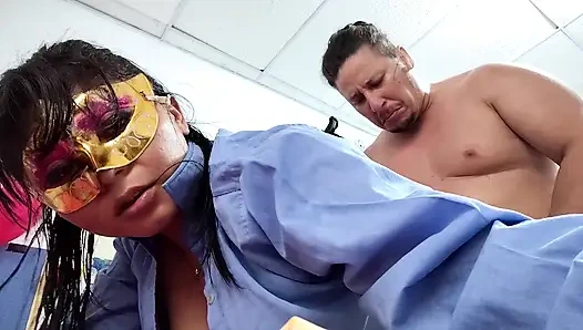 Scheiternde studentin tauscht ihren engen arsch für ein A: intensiver analsex mit perversem professor