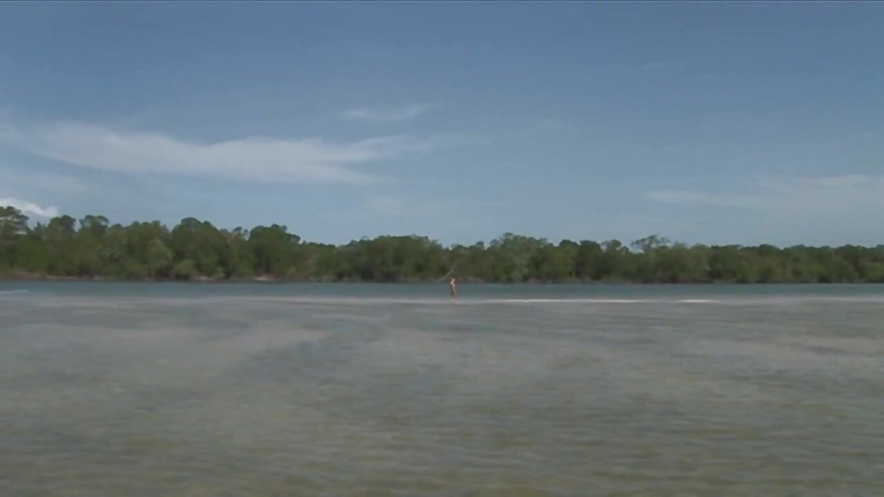 Une sirène blonde parfaite et coquine s'amuse avec deux amis sur la plage et le lac.