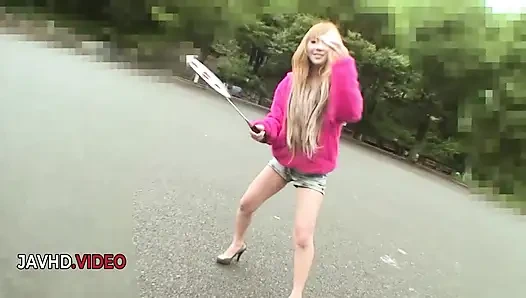 Seksi saki oshiro baştan çıkarıcı yolculuk seansı öncesi banyoda sakso çekiyor