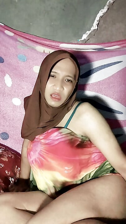 Beautiful Hijab Shemale Eggplant