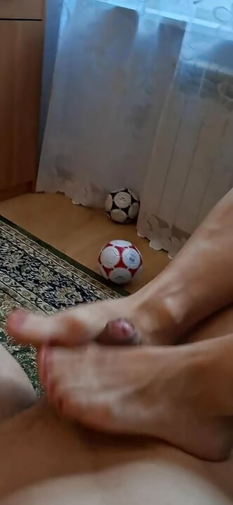 Польська мамка робить дрочку ногами