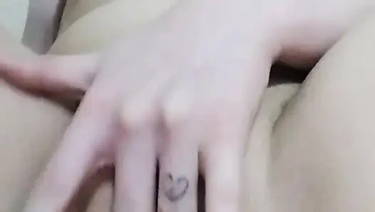 Aku lagi asik masturbasi memekku sampai muncrat