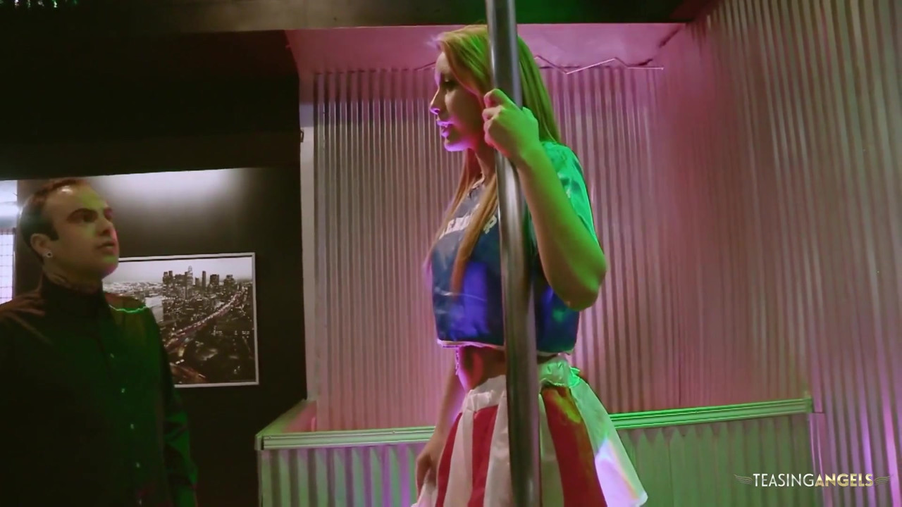 新しいストリッパーは上司に腕を証明しようと、彼のチンコをしゃぶります