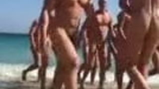 ビーチで裸の男