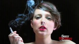 喫煙フェチ-黒い手袋をしたタバコを吸うローラ