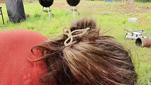 Ein bisschen spaß im freien nach der gartenarbeit. Irgendein schwanz verehrt und reverse-cowgirlreiten in unserer schaukel im freien.