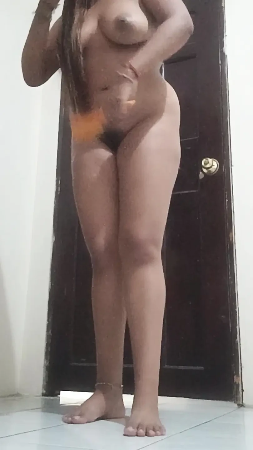 我的阿姨赤身裸体，在她的房间里换衣服。