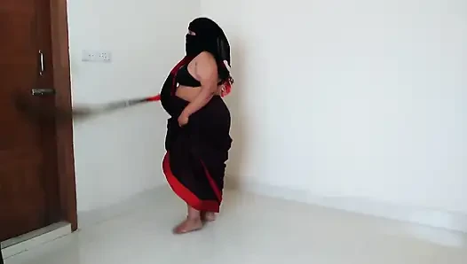 35 yaşındaki seksi büyük memeli desi teyze odayı kaydırırken bir adam tarafından sikiliyor
