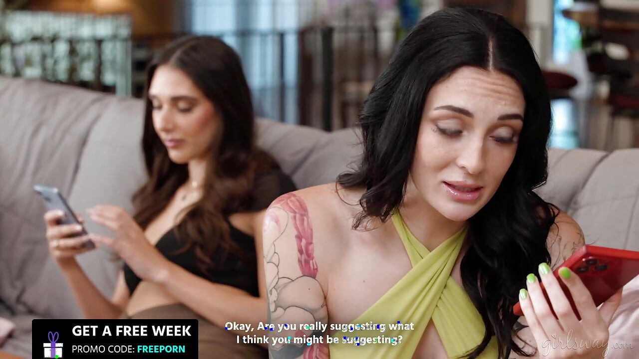 GIRLSWAY - Charlotte Sins viszonyt folytat mostohanővérével, Aria Sloane-nal, miközben a feleségével telefonál